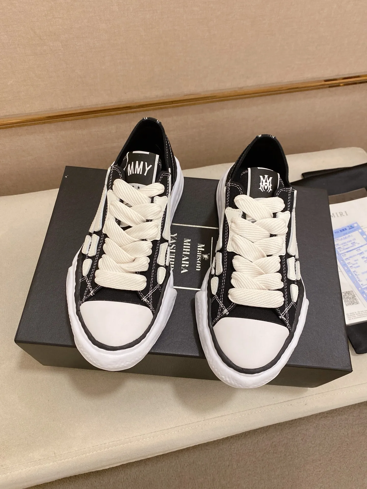 Men's shoes 💰: 580💰 High version [AMIRI] high-end men's shoes brand official website 1:1 latest masterpiece: original mold customization, the fabric is made of imported original materials, upgraded foam outsole, lighter and non-slip. The market's top quality, simple yet tasteful, a must-have for fashionistas, fashionable at your feet, full of confidence, the same style at the counter 👍The summer season is here. Code: 39-44. Can be customized45